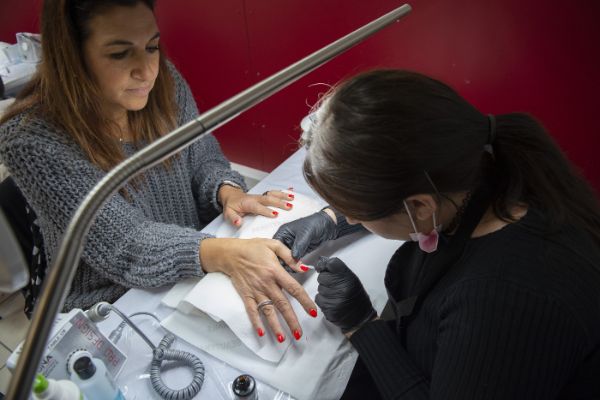 Poste de travail dans un salon de prothésie ongulaire 