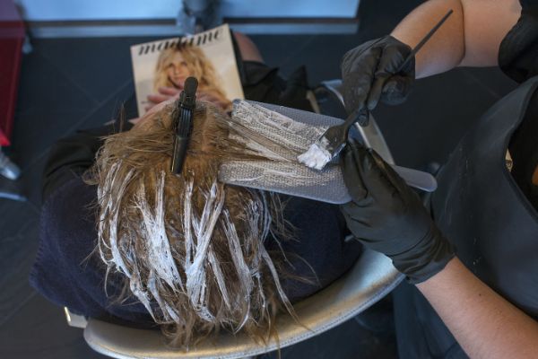 Application d’une coloration dans un salon de coiffure 