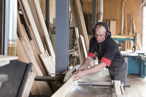 Travail sur une machine à bois dans un atelier d’ébénisterie 
