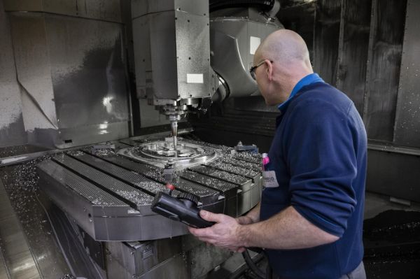 Fabrication d’une pièce en alliage métallique sur une machine à usinage grande vitesse 