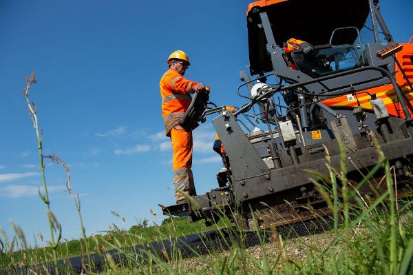 Mise en œuvre d’enrobés tiède pour limiter les émissions de fumées de bitume. Régleur et tireur de râteaux