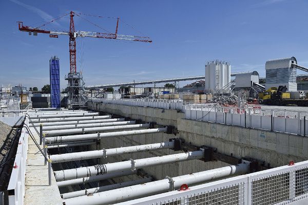 Une grue à tour sur le chantier de la gare du pont de Rungis proche de l'aéroport d'Orly.