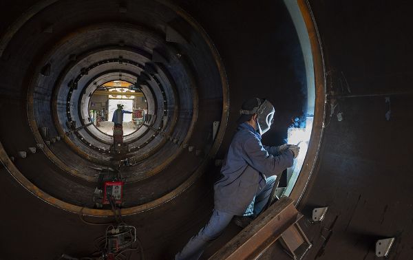 Un opérateur effectue une opération de soudage en espace confiné 