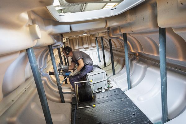  Un opérateur participe à la fabrication de cuves d'assainissement des eaux usées