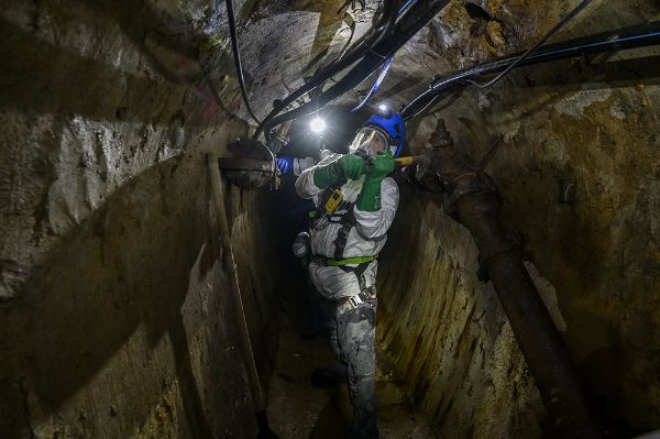 Un opérateur intervient dans les réseaux d’assainissement