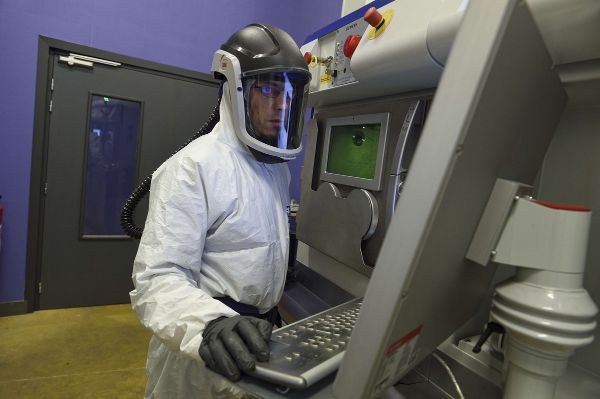 Opérateur assurant la programmation d’une imprimante 3D