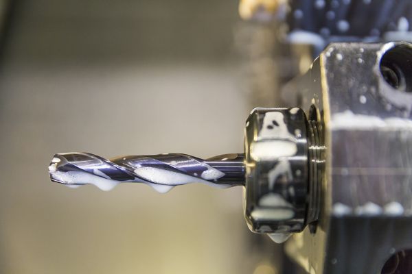 Fluide de coupe sur la mèche d’un appareil d’usinage 