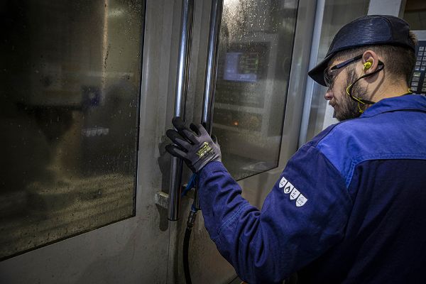 Usinage de pièces métalliques dans une enceinte confinée