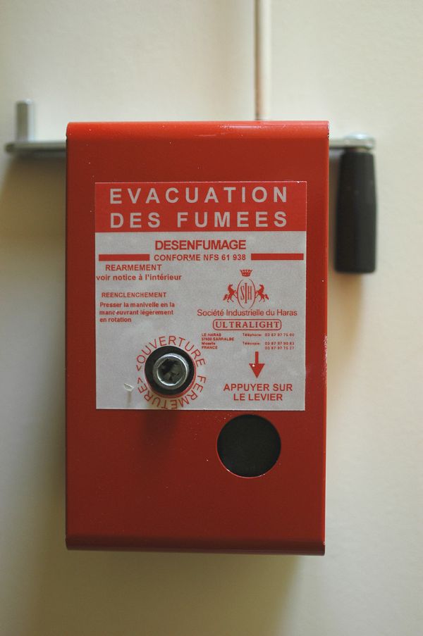 Boîtier pour mise en oeuvre du désenfumage