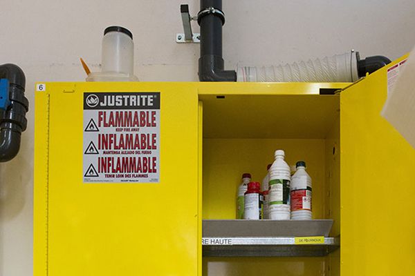 Plusieurs produits inflammables sont stockés.