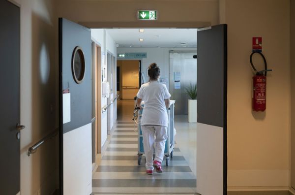 Porte coupe-feu permettant de ralentir la propagation du feu