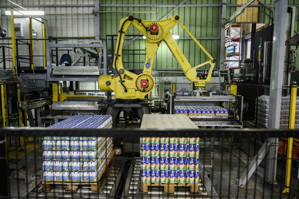 Robot intégré dans un ilot de palettisation