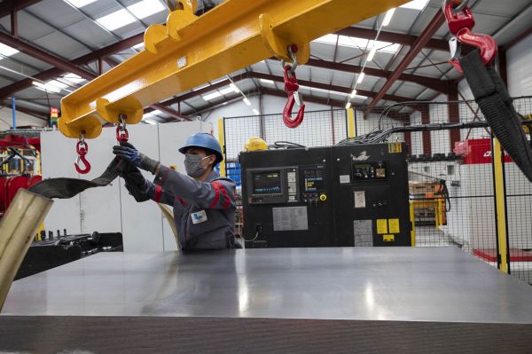 Opération de chargement d’une machine nécessitant l’utilisation d’un équipement de levage 