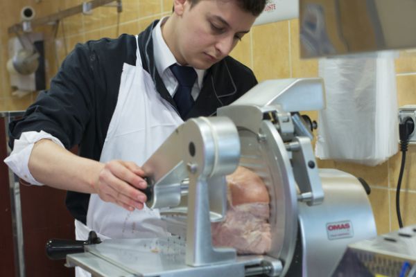 Utilisation d’une trancheuse de jambon 