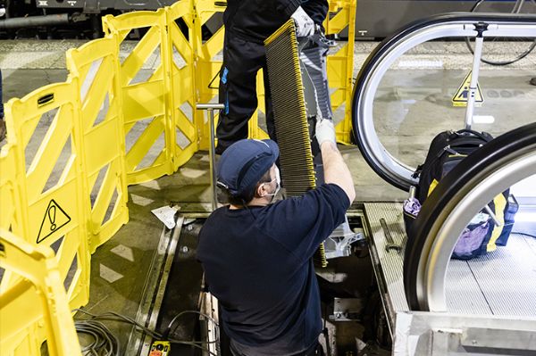 Intervention de maintenance d'un escalier mécanique
