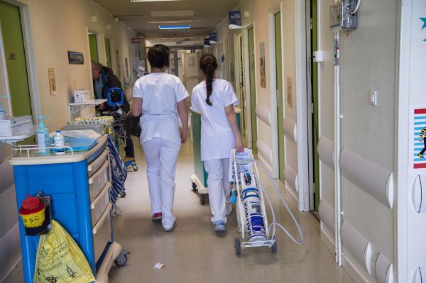 Transport du chariot d’administration de Méopa jusqu’à la chambre d’un patient