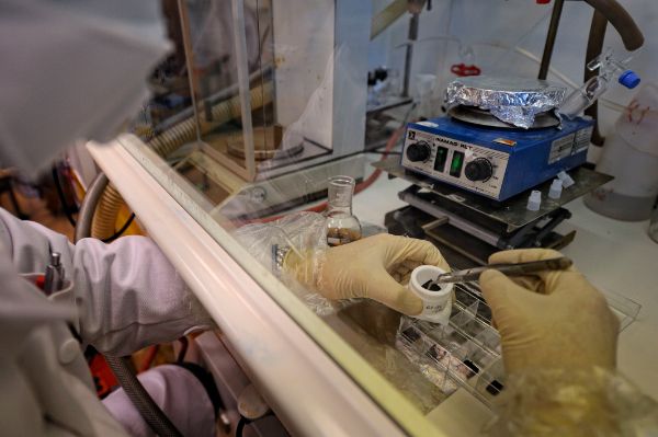 Manipulation de nanotubes de carbone sous une sorbonne de laboratoire