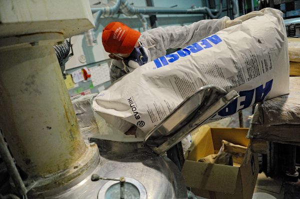 Les opérations de transvasement peuvent exposer les salariés aux nanomatériaux. Ici, versement de colle contenant des nanoparticules de silice amorphe dans un réacteur.