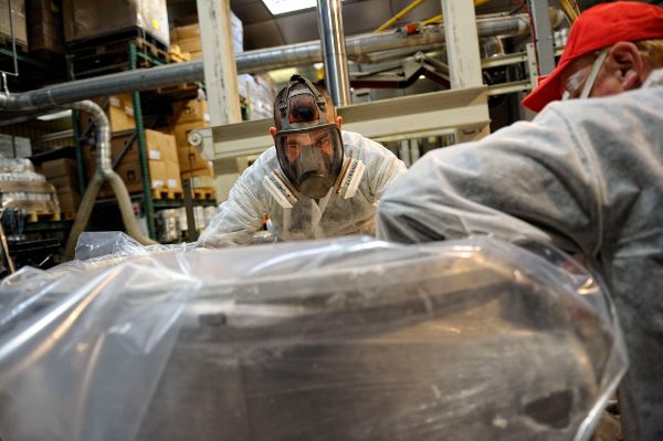 Le port d’un appareil de protection respiratoire et de vêtement de protection est recommandé pour les travaux exposants.