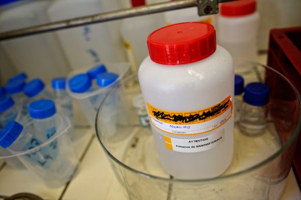 La manipulation de nanomatériaux sous forme liquide permet de réduire les expositions.