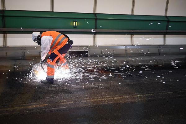 Découpe d'éléments en acier sur un chantier