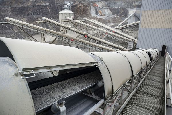 Capotage d'une bande transporteuse dans une carrière