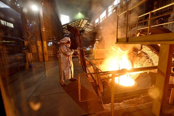 Coulage de métal en fusion dans une fonderie