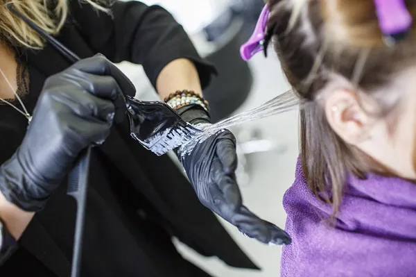 pose de laque pour fixation dans un salon de coiffure
