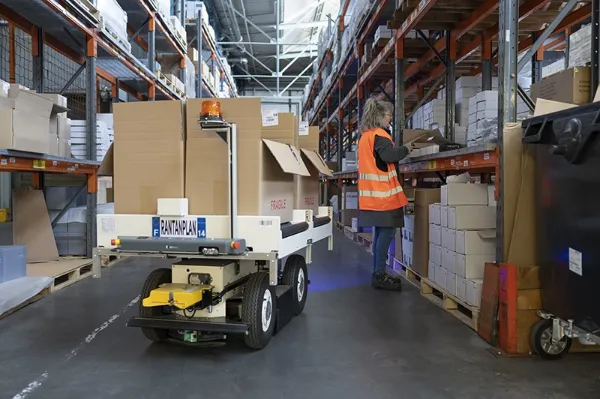 Préparation de commandes dans un entrepôt logistique