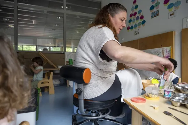 travail dans une crèche, un des nombreux métiers de la petite enfance