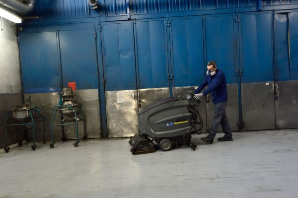 nettoyage du sol dans un atelier de transformation de métaux durs