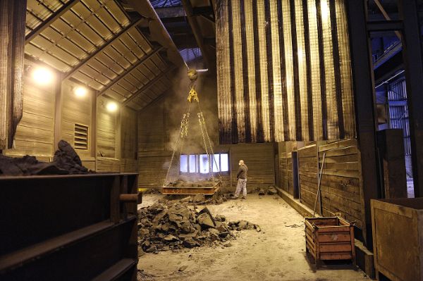 Cabine de décochage de grosses pièces en fonderie : séparation du moule en sable de la pièce de fonte