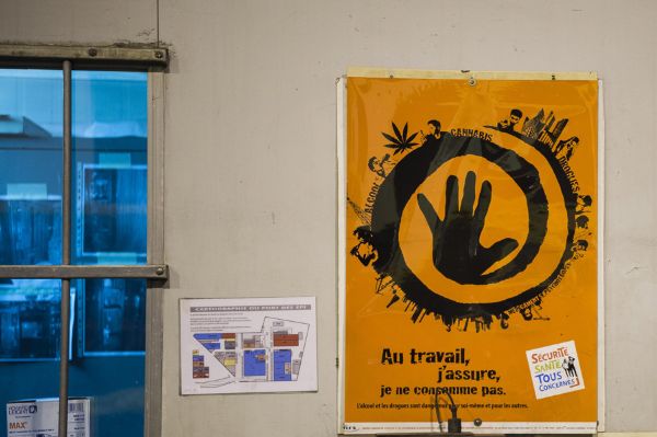 Affiche INRS sur les addictions – Au travail, j’assure, je ne consomme pas… - dans une entreprise