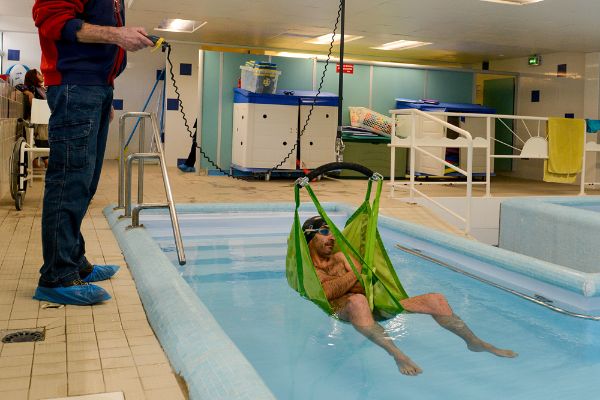 Un lève-personne sur rail spécialement adapté à la baignade.