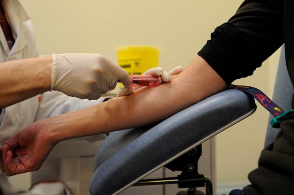 Prélèvement sanguin par une infirmière dans un laboratoire d’analyses