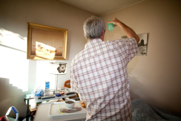 Auxiliaire de vie préparant une boisson et le repas d’une personne dépendante