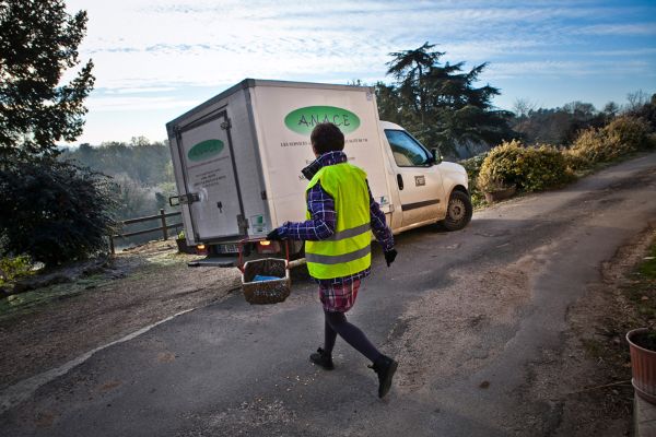 Employée d’une association d’aide à domicile livrant des repas à des bénéficiaires