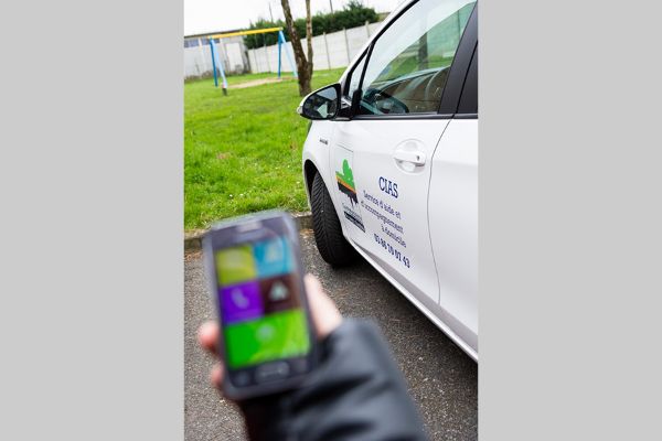 Service d’accompagnement et d’aide à domicile équipé d’une flotte de véhicules professionnels et de smartphones permettant de consulter les plannings en temps réel et les fiches de prise en charge des usagers