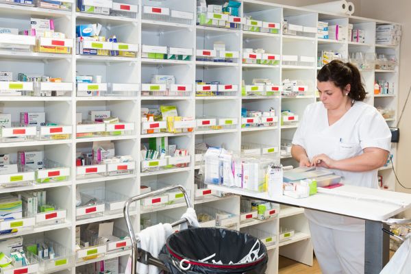 Infirmière préparant les médicaments des résidents dans un EHPAD / de plus en plus, cette activité est externalisée et robotisée