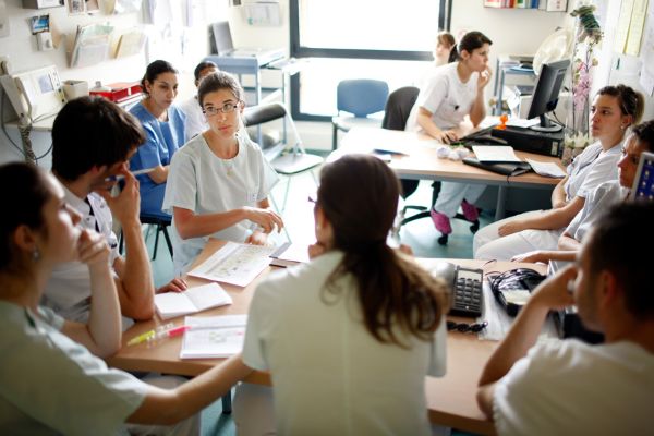 Réunion de transmission dans un hôpital : l’équipe du matin passe les consignes à l’équipe du soir