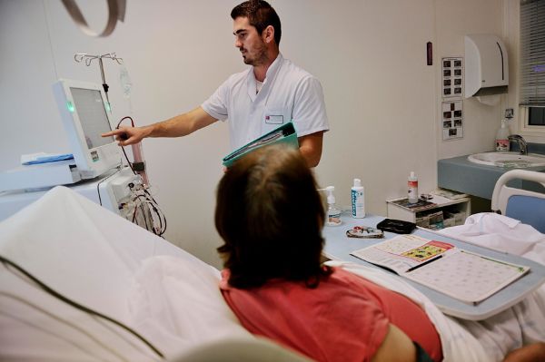 Un infirmier surveille la dialyse rénale d’une patiente