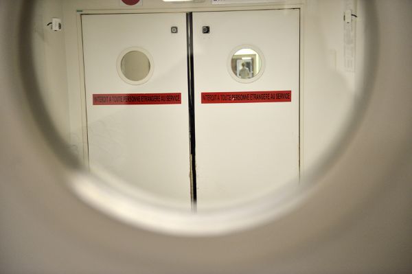 Porte délimitant l’accès au public dans un service d’urgences