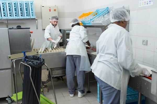 Service de plonge pour la restauration collective d’un hôpital