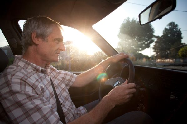 Infirmier se rendant en voiture au domicile d’un patient