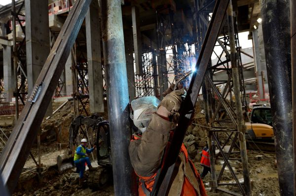 Soudage de charpentes métalliques dans un chantier de BTP