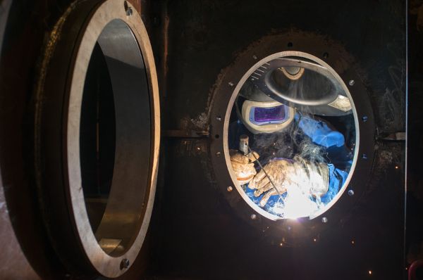 Soudage en espace confiné sur un chantier de construction navale