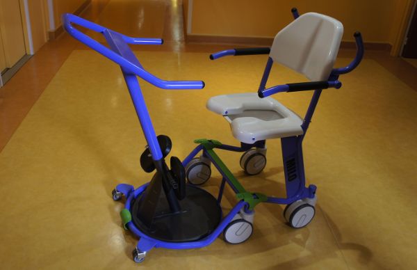 Dispositif Milo® photographié dans un couloir d’EHPAD 