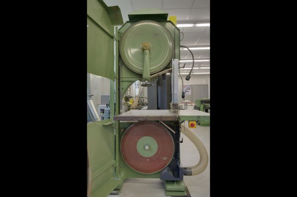 Yota, dispositif d’aspiration des poussières de bois pour scies à ruban