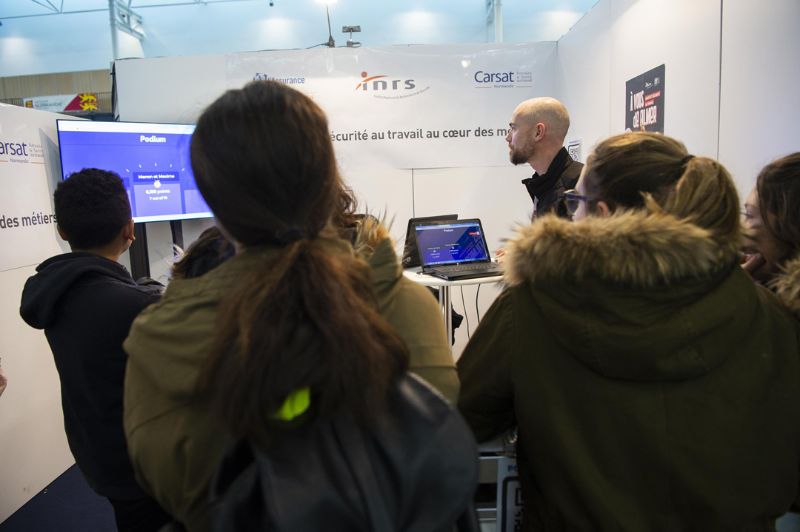Interactive activities at the INRS booth to raise young peoples’ awareness of OSH