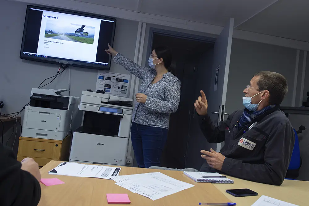 Réunion de sensibilisation à la sécurité dans une entreprise